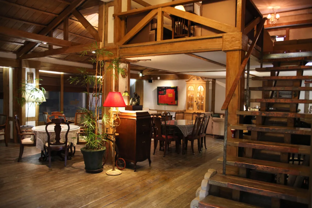 Cafe Coin 明洞1号店 — 木の柱と家具が並ぶ店内