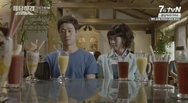 カウンターに並んで座るスレギとナジョン(tvN『応答せよ1994』より)