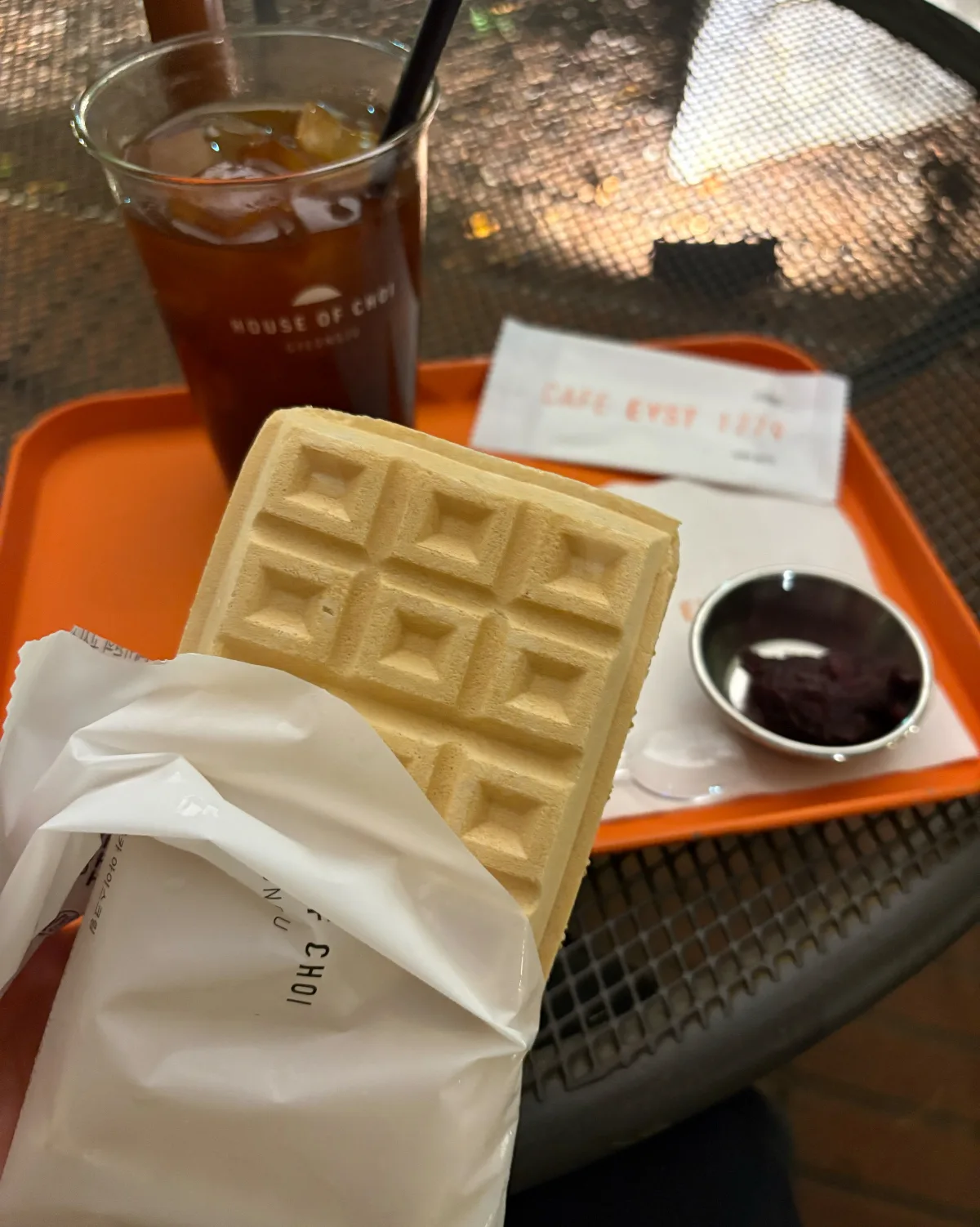 包みから出したモナカと飲み物