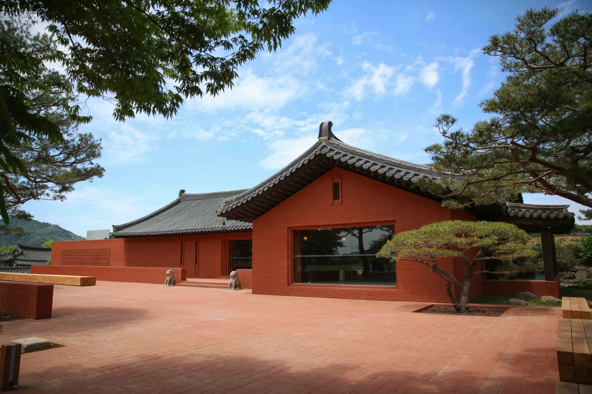Cafe EYST 1779 — 瓦屋根と赤レンガの建物