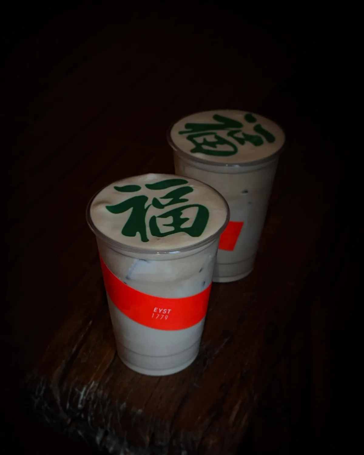 「福」の文字入りの冷たいラテ