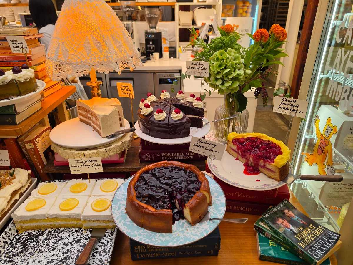 花とランプを囲むケーキのディスプレー