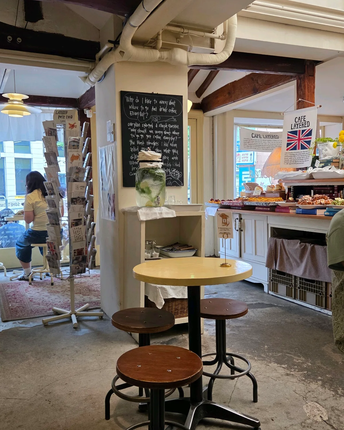 丸テーブルと菓子棚の店内