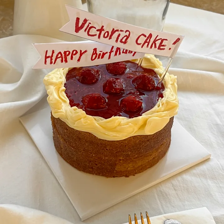 苺を飾った小さなケーキ
