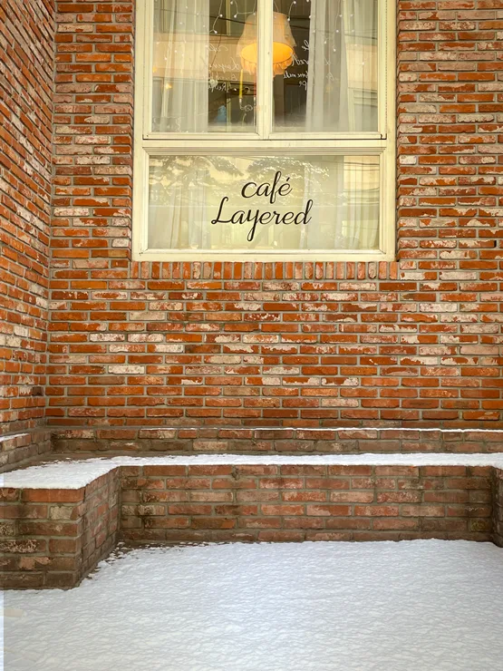 Cafe Layered 延南店 — 雪積もる赤レンガのカフェ窓