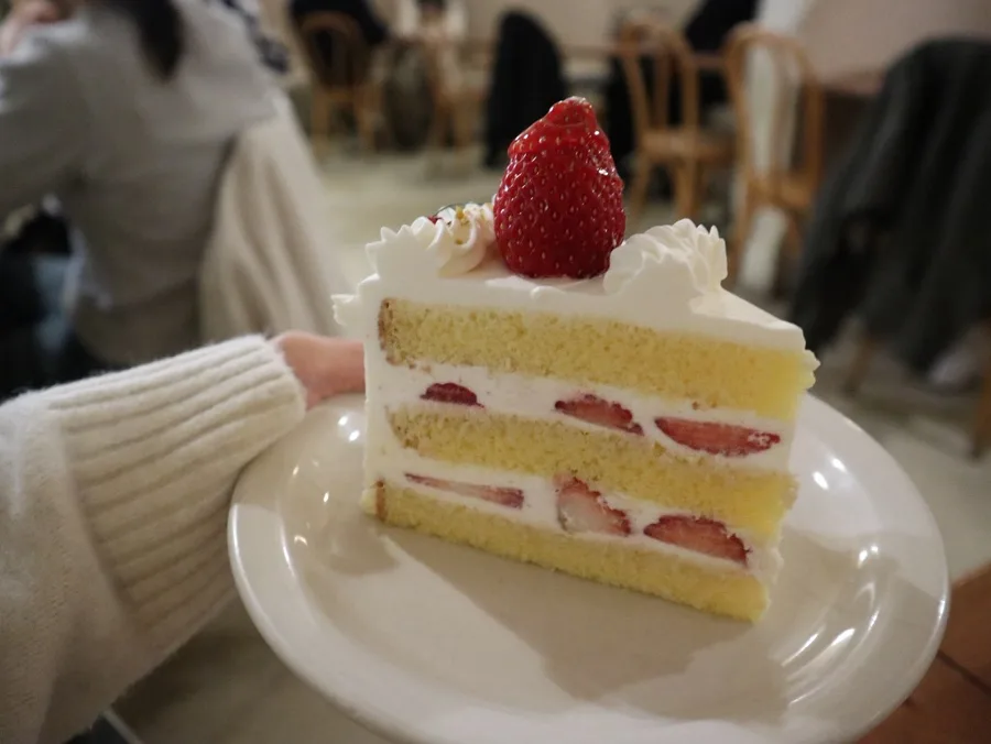 いちごを挟んだ生クリームケーキ