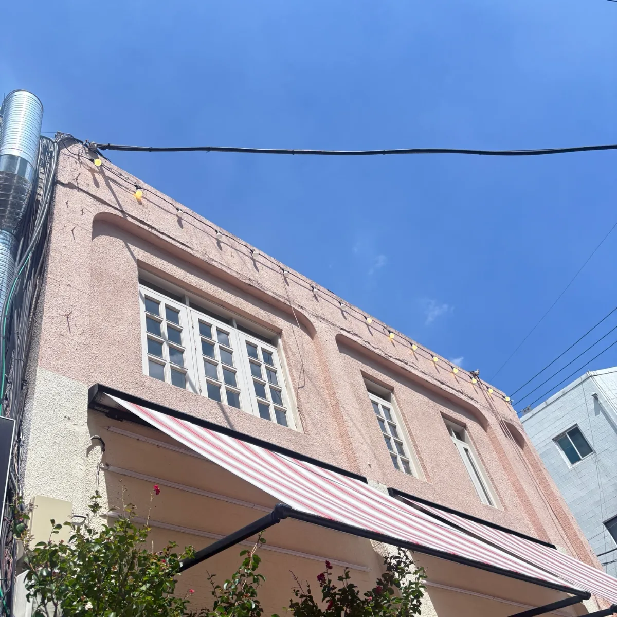 Cafe Pepper — ストライプの日よけがある建物