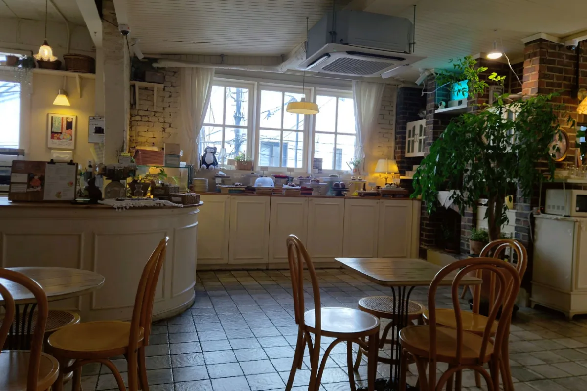 Cafe Pepper — 窓辺に広がるカフェの客席
