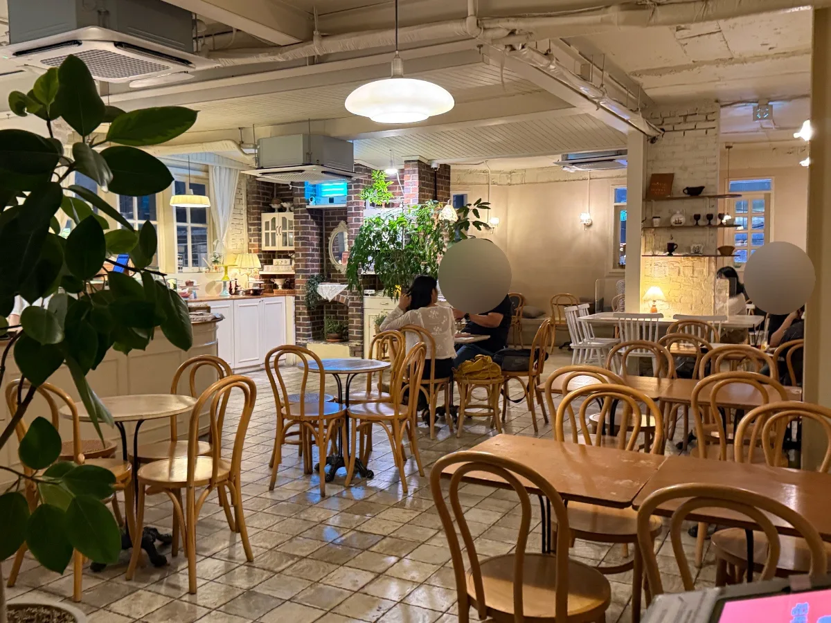木の椅子が並ぶカフェの客席