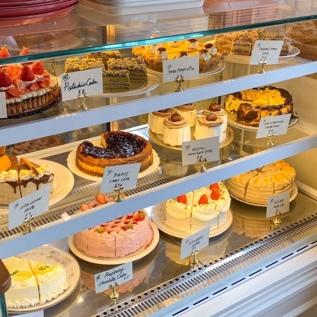 ケーキやタルトが並ぶショーケース