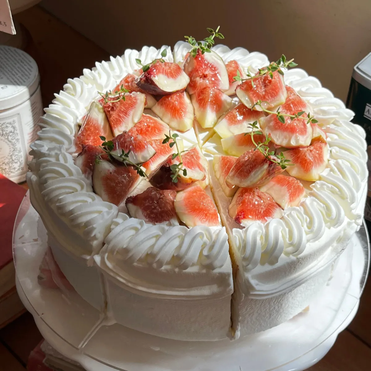 いちじくを並べた生クリームのホールケーキ