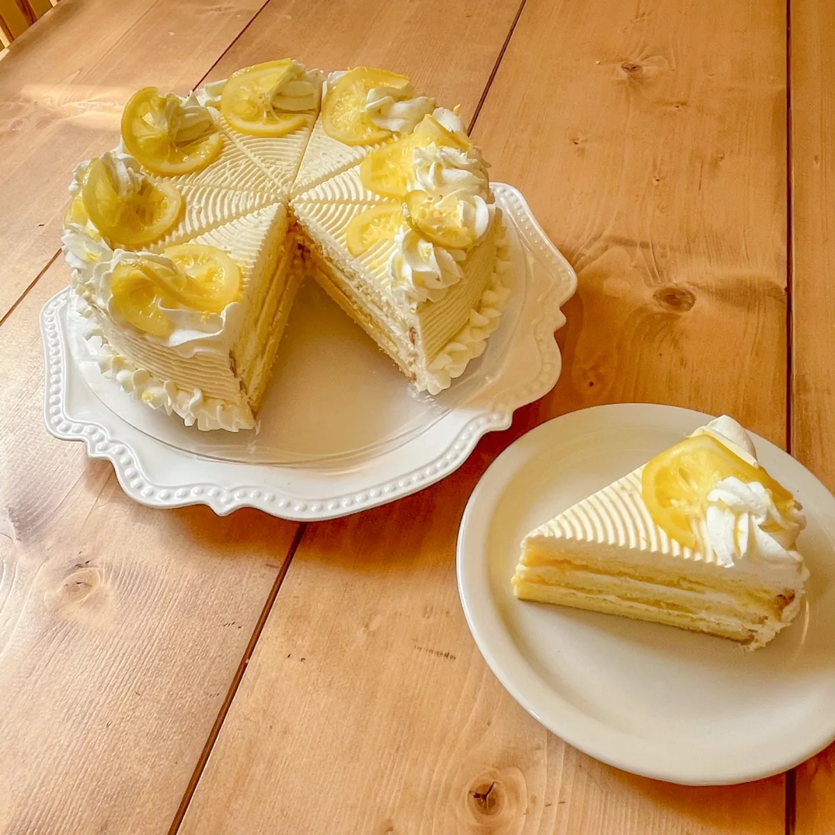 レモンを飾ったレモンクリームケーキ