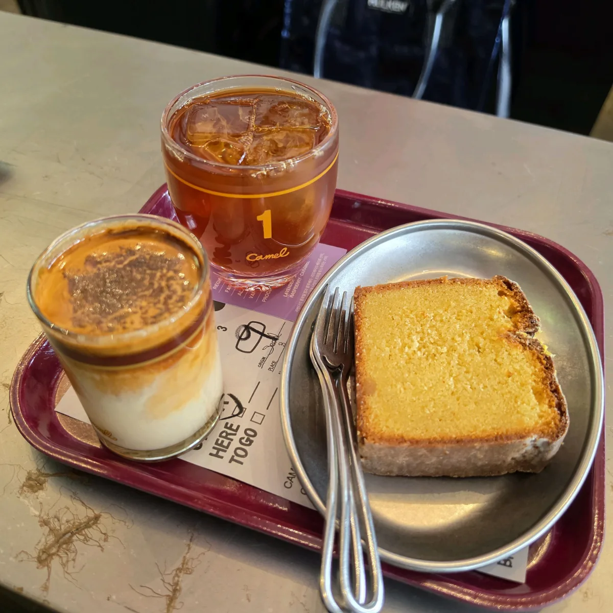 二杯の飲み物とパウンドケーキ
