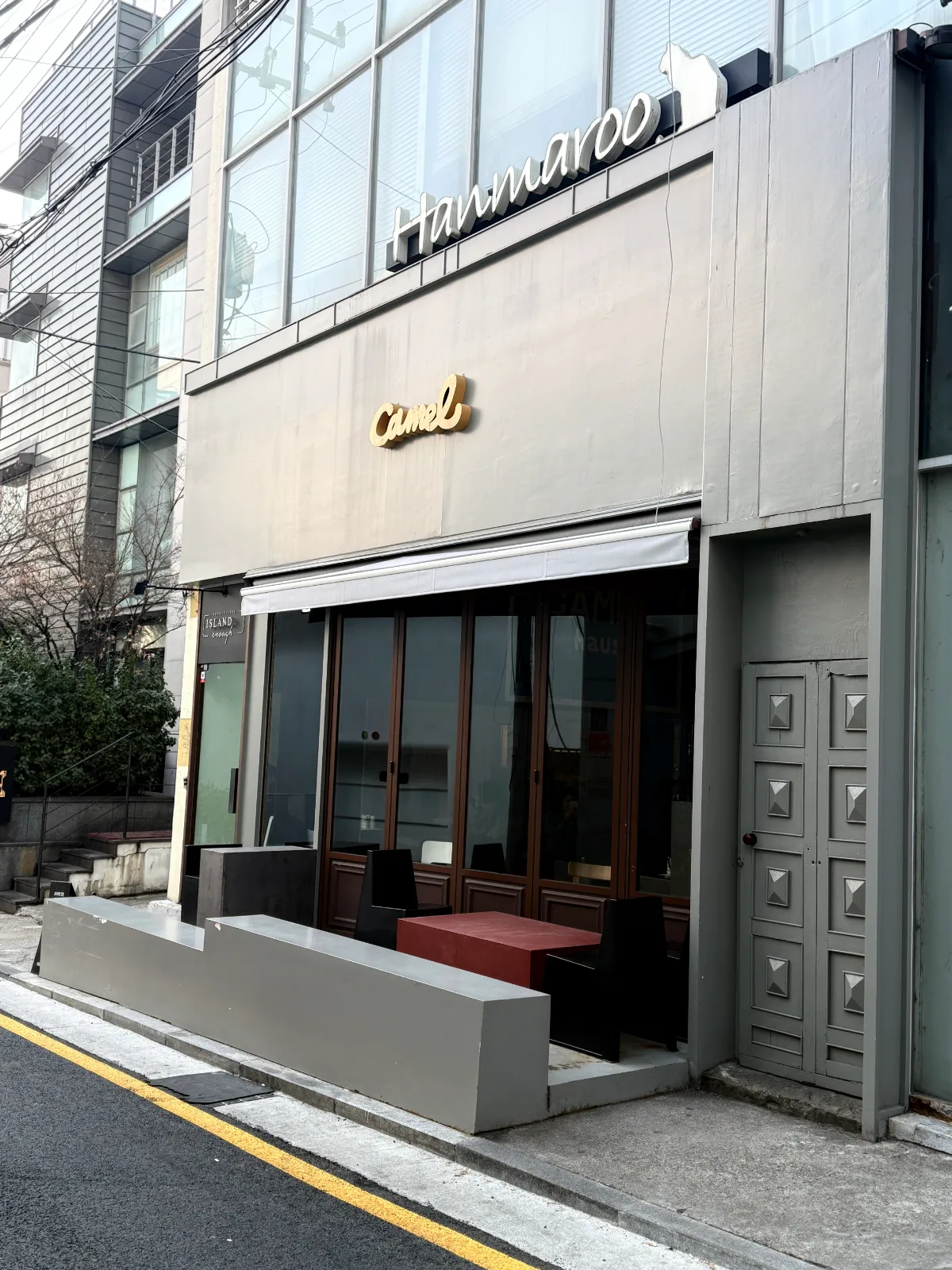 Camel COFFEE 島山1号店 — 路地沿いのキャメル店舗