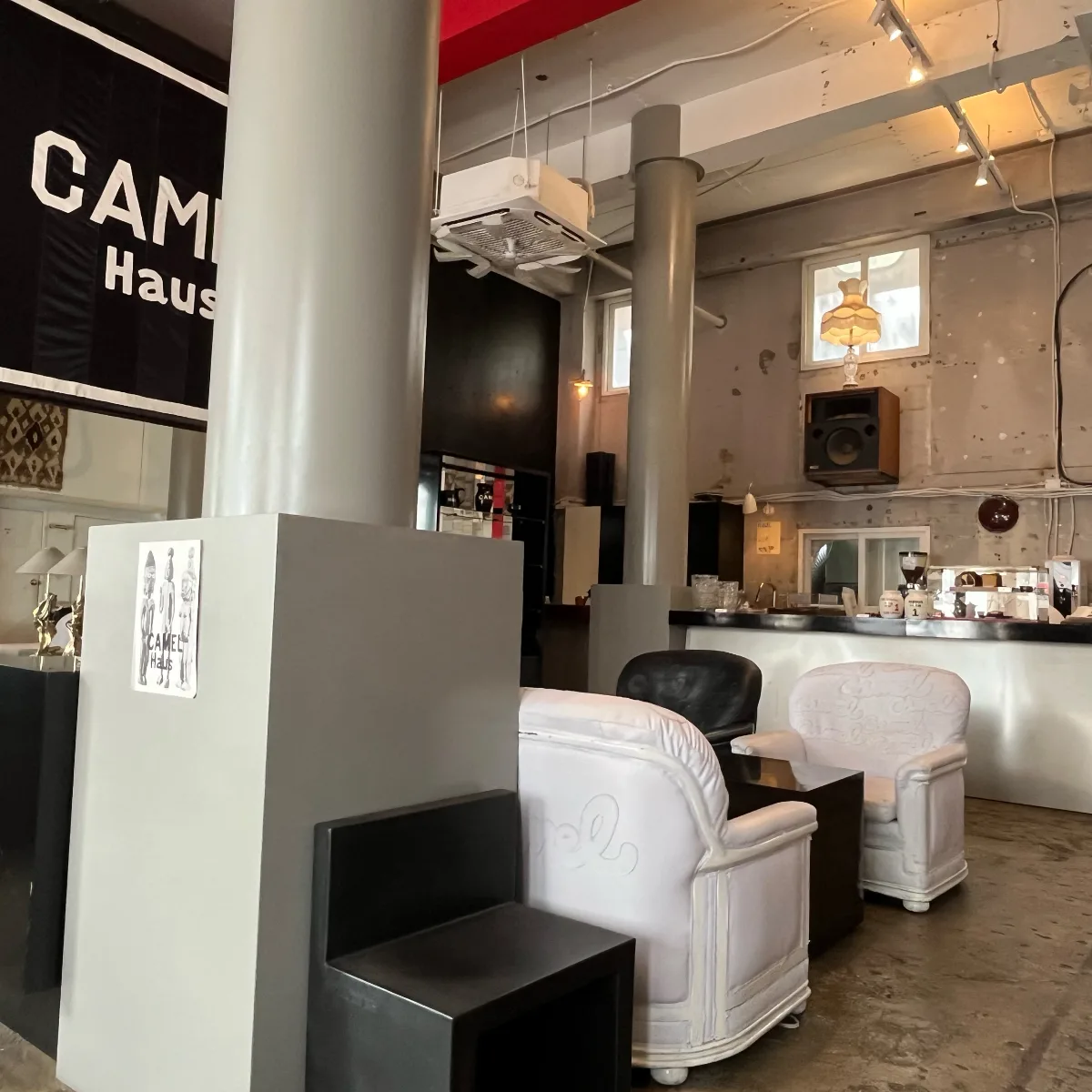 Camel COFFEE 島山1号店 — 白いソファと古いスピーカー