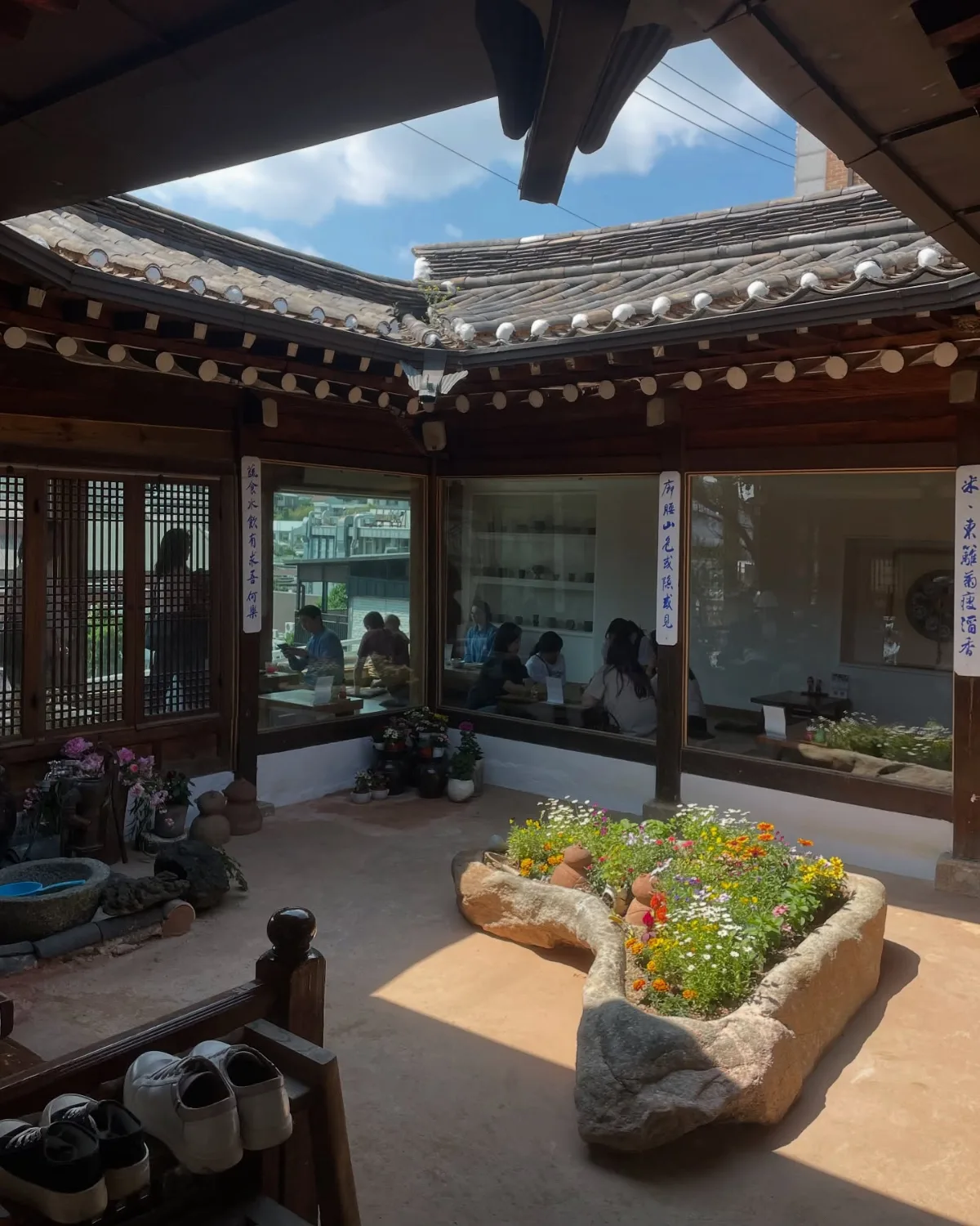 チャマシヌントゥル — 色鮮やかな花壇の韓屋中庭