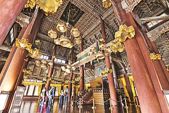 赤い柱と玉座が並ぶ仁政殿