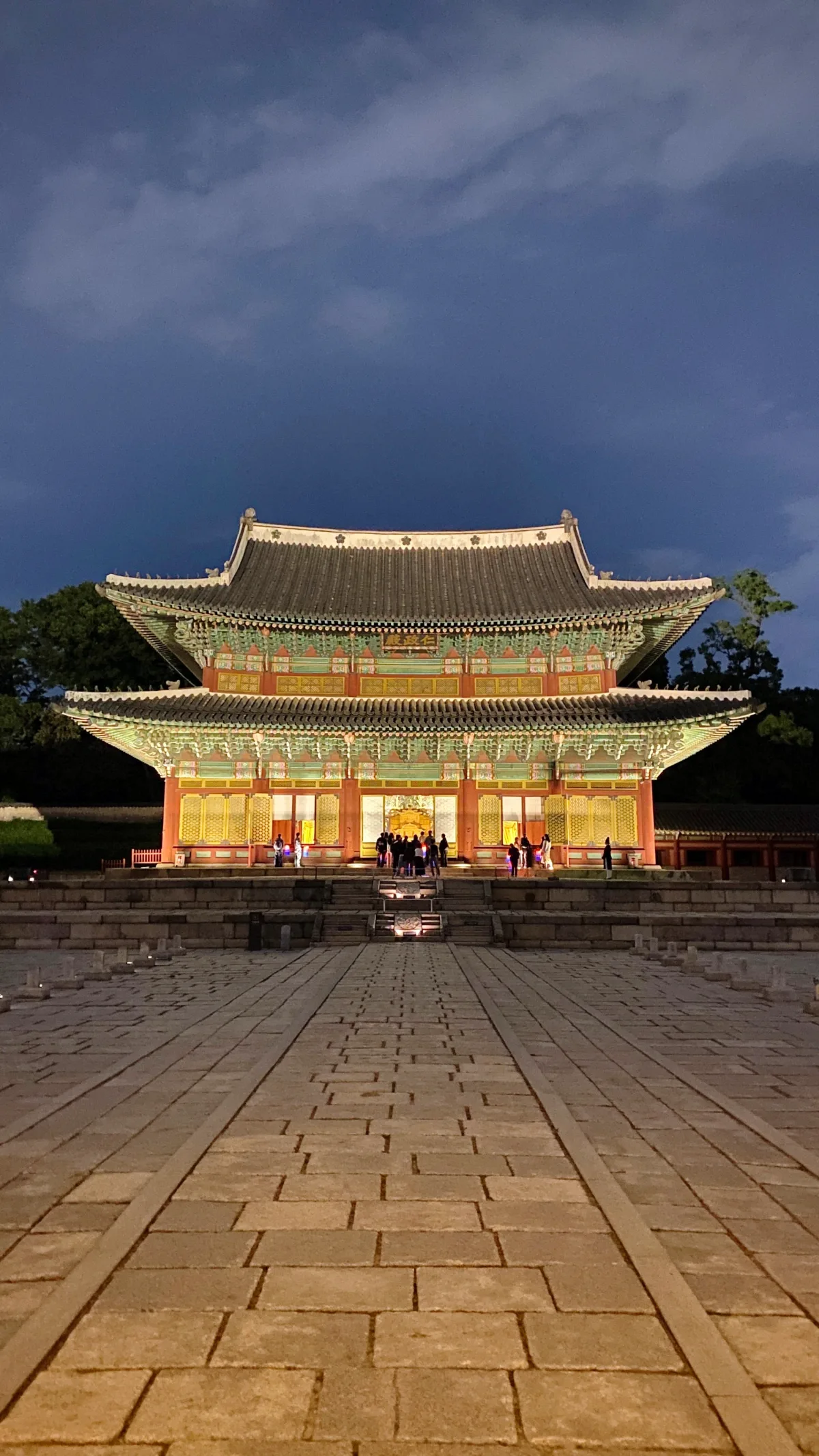 石畳の先に立つ夜の正殿