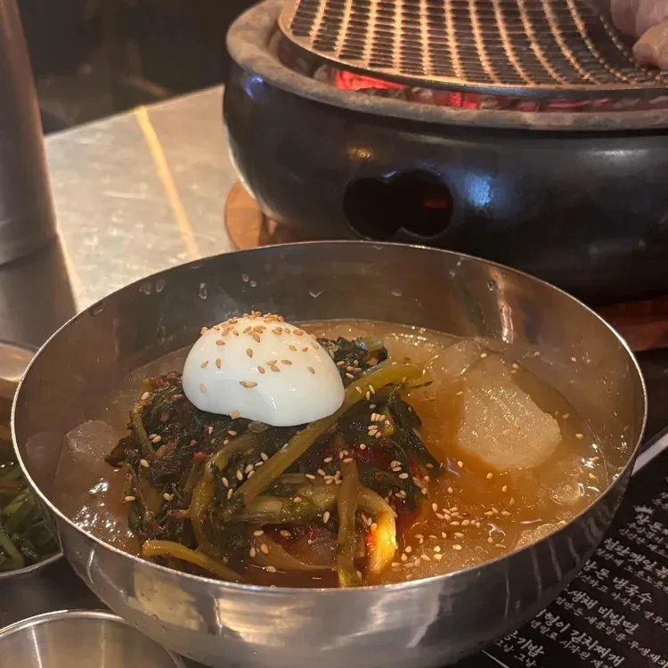 ゆで卵をのせたヨルム入りの冷やし麺