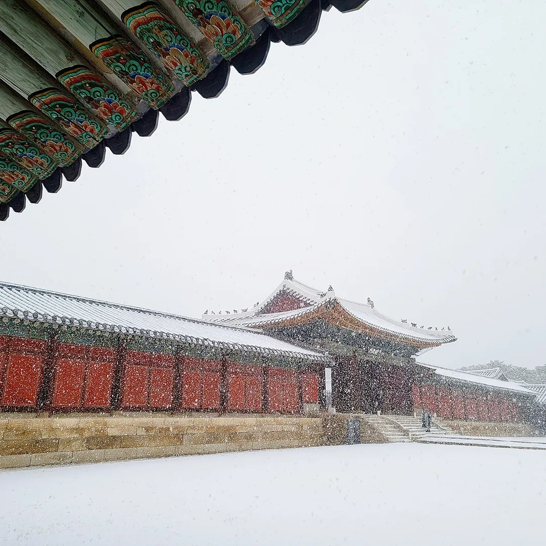昌慶宮 — 雪降る宮殿の赤い回廊