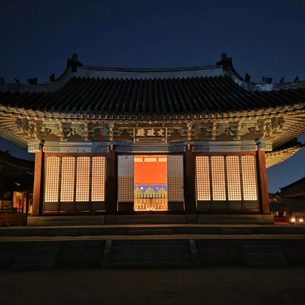 夜に照らされた明政殿