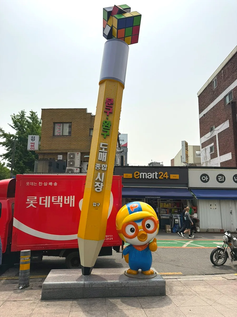 鉛筆塔とポロロの像