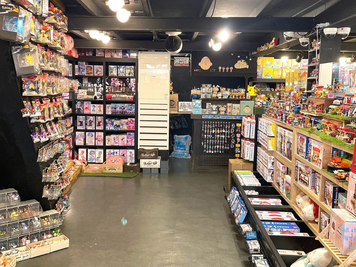 玩具が並ぶ黒壁の店内