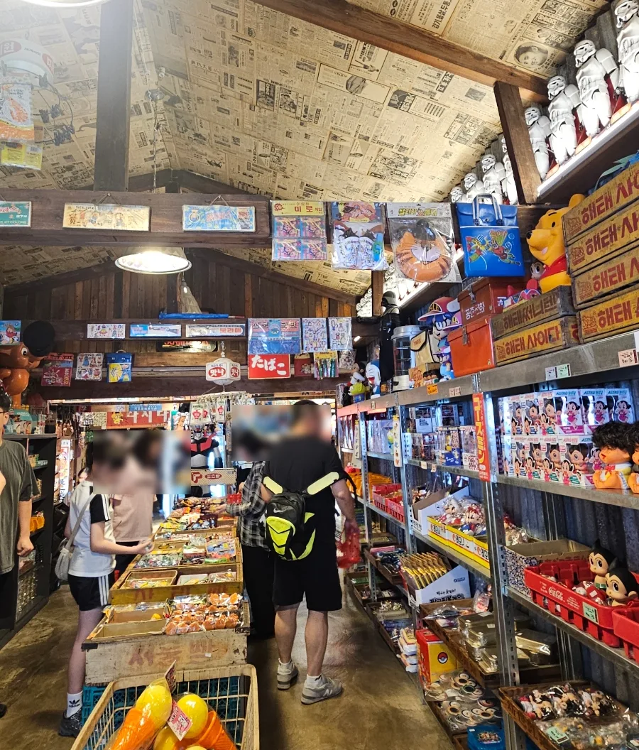 昔の玩具が並ぶ木造の店内