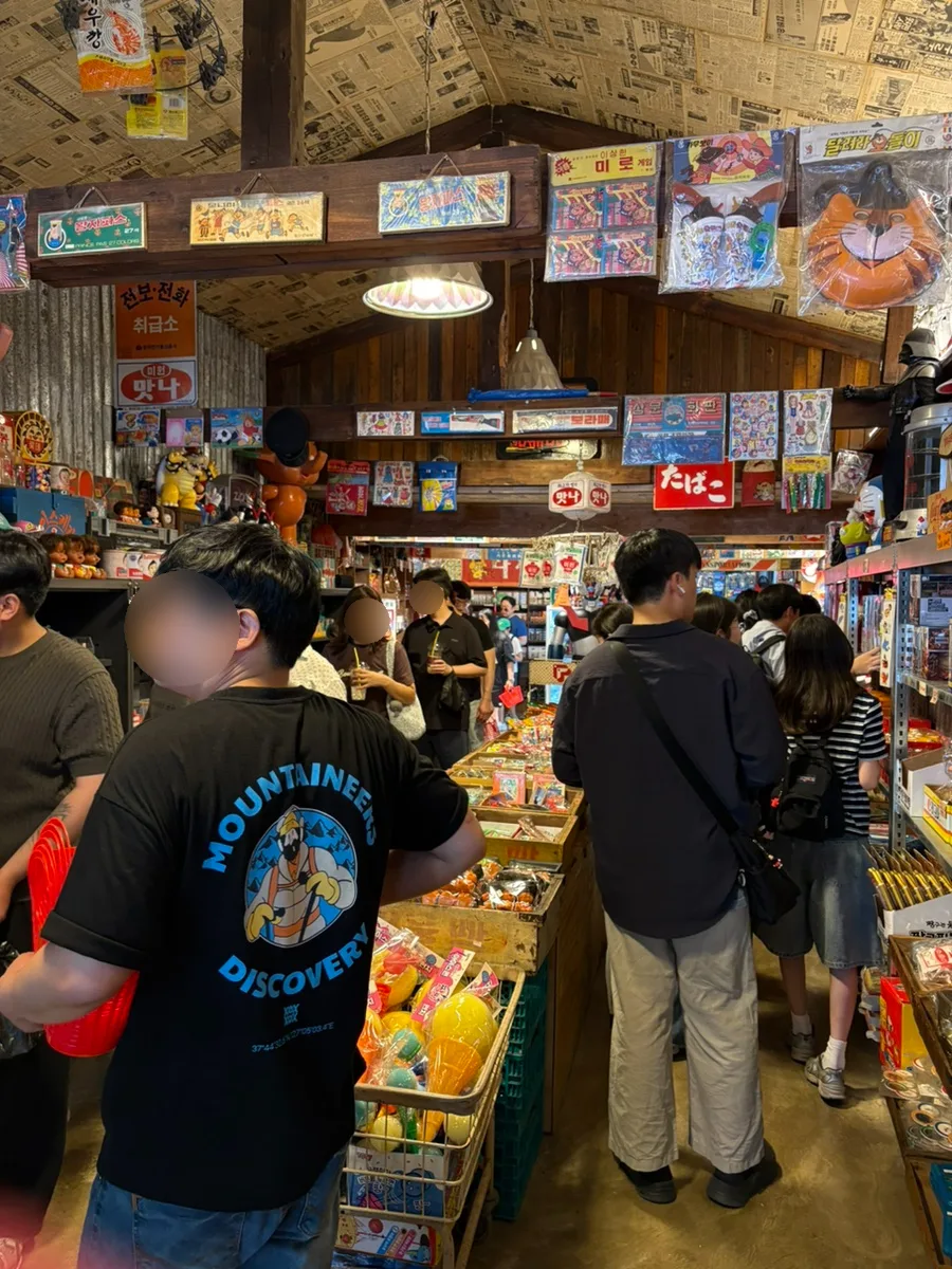 昔の玩具が並ぶ混雑した店内