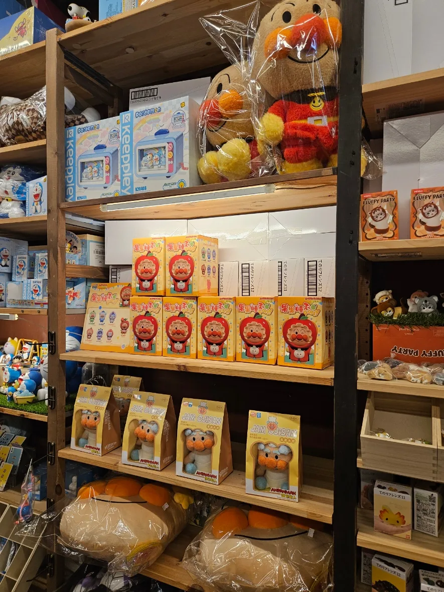 昌信洞 文具・玩具通り — キャラクター玩具の木製棚