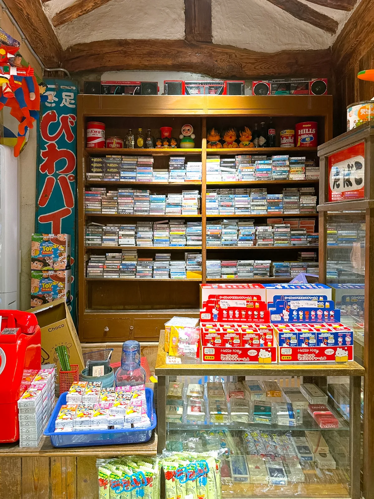 駄菓子とカセットの木棚