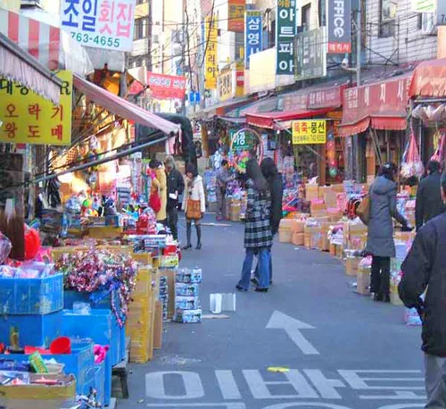 昌信洞 文具・玩具通り — 玩具店が並ぶ市場の通り