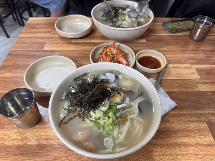 アサリと海苔をのせた麺二杯