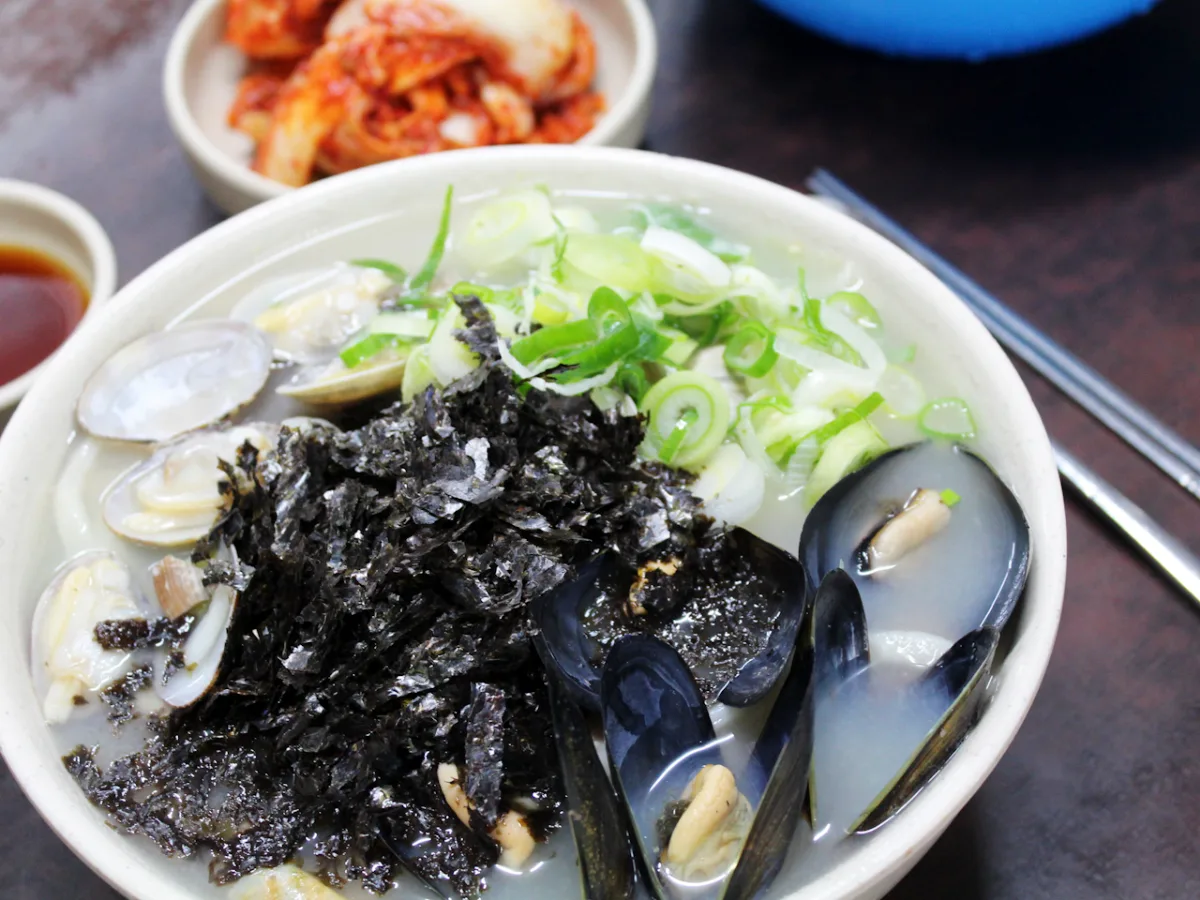 チャニャンチプ — 貝と海苔をのせた麺鉢