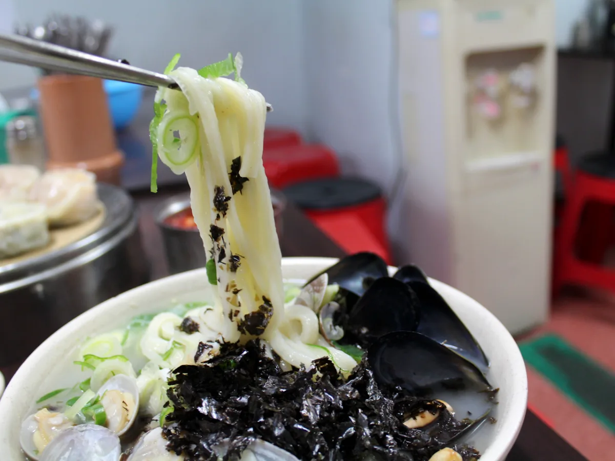 チャニャンチプ — 箸で持ち上げた太麺