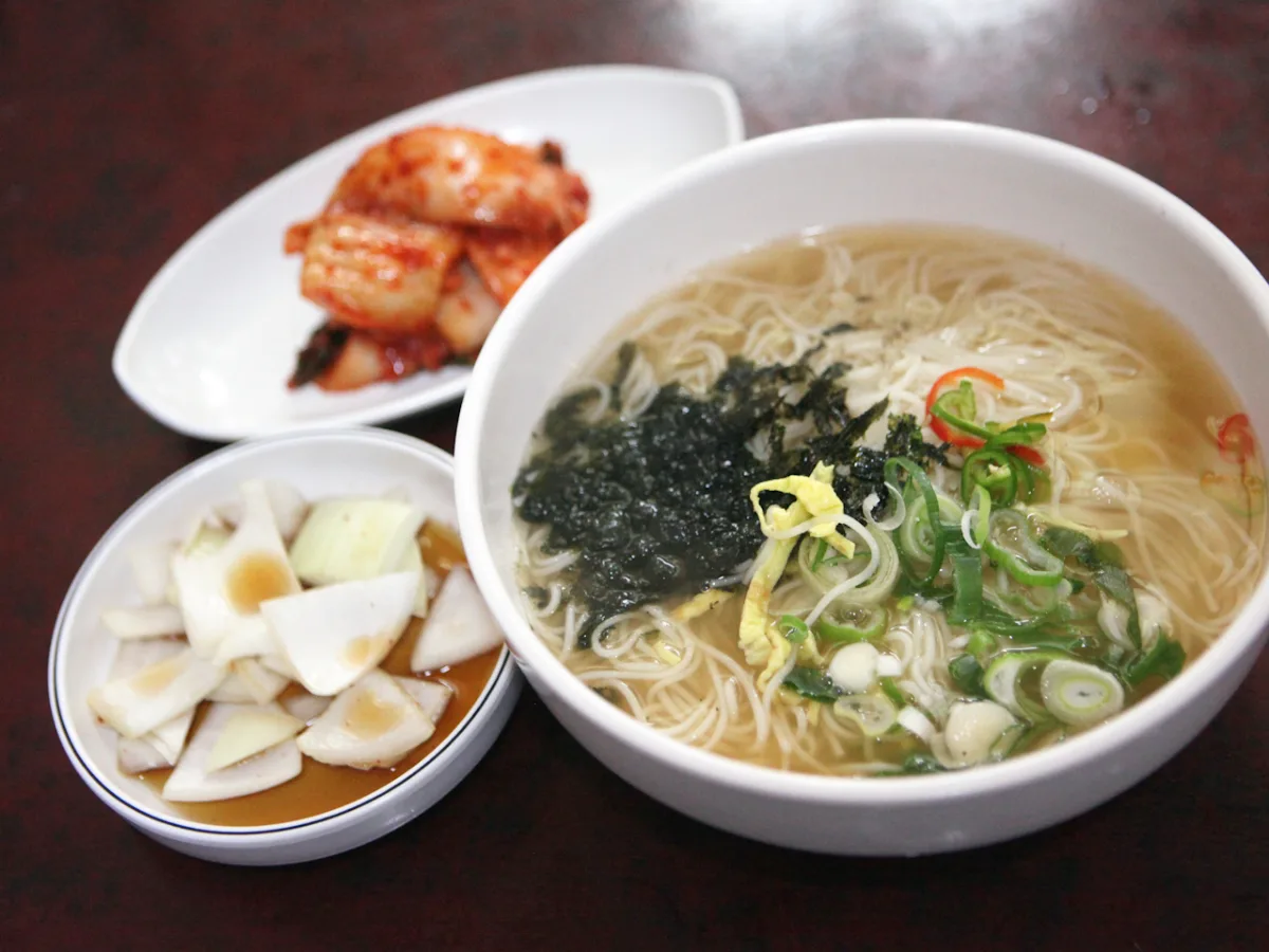 海苔とねぎ入りの温かい麺とキムチ