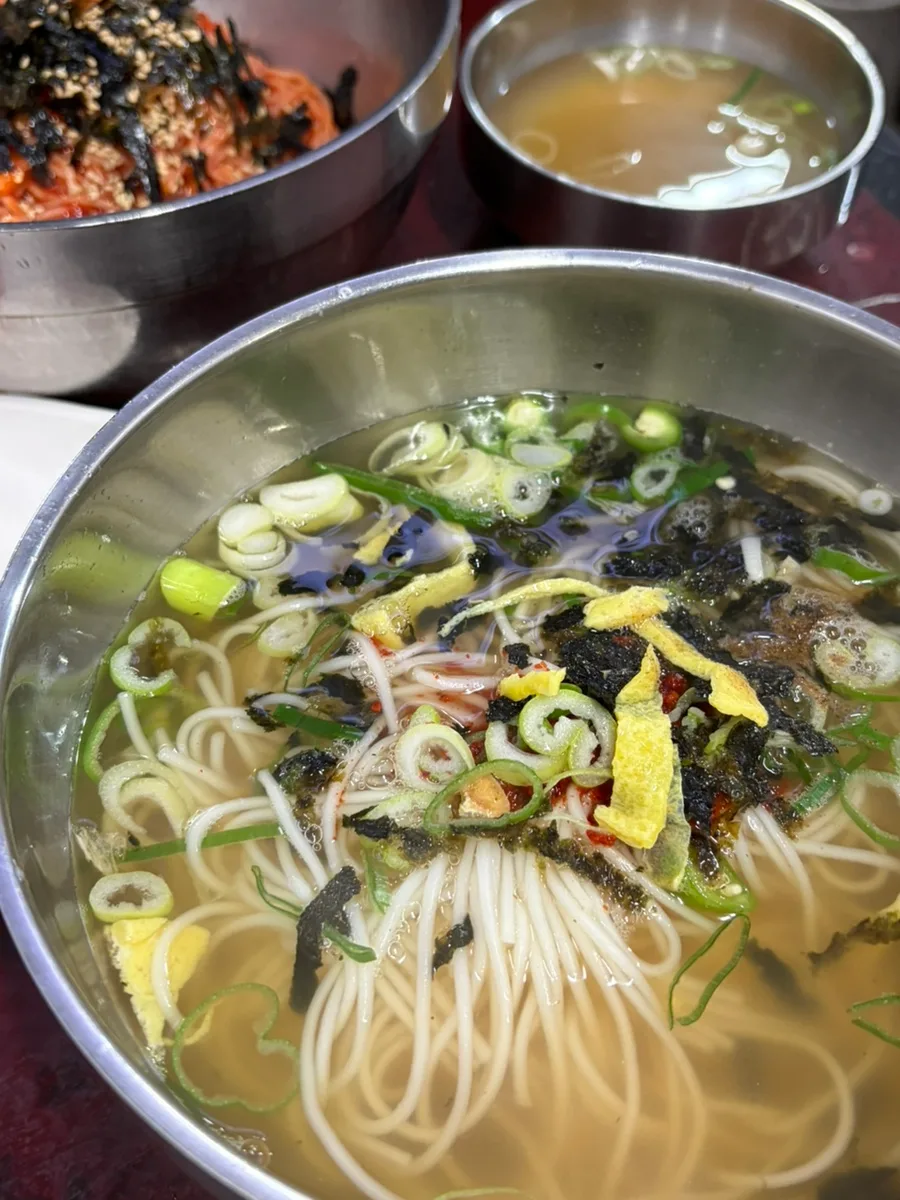 錦糸卵と海苔をのせた汁麺