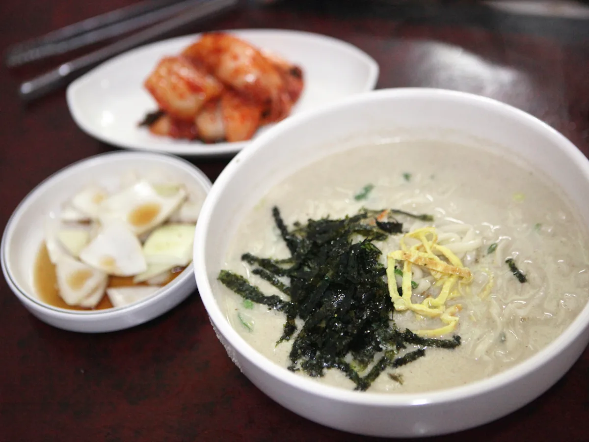 体府洞チャンチチッ 本店 — 海苔をのせた白い麺料理