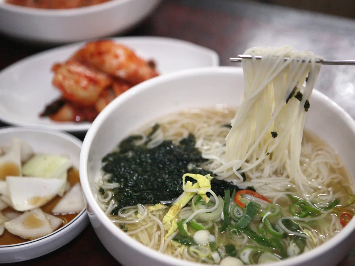 箸で持ち上げた細麺