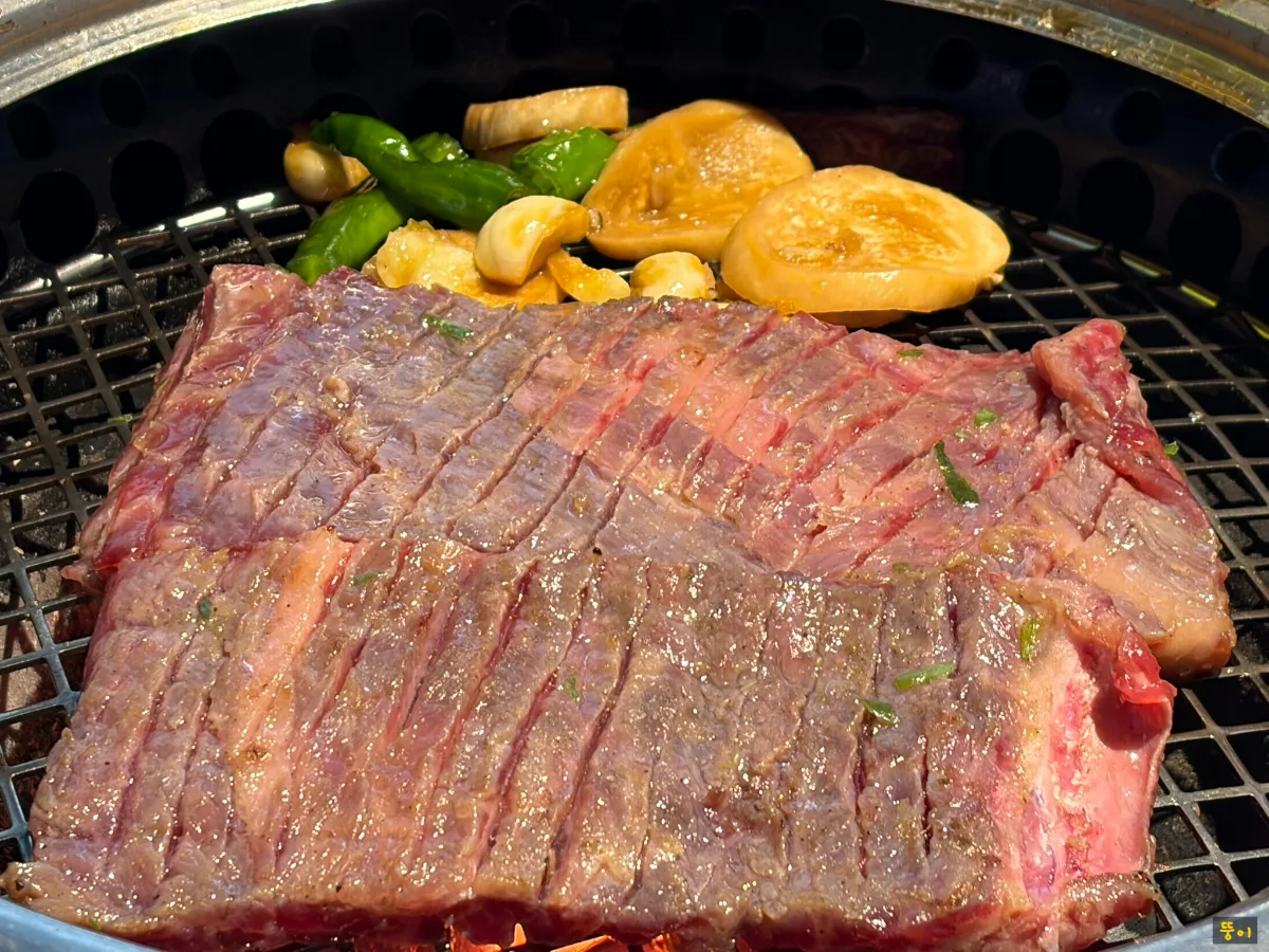 網の上で焼ける大判のワンカルビ