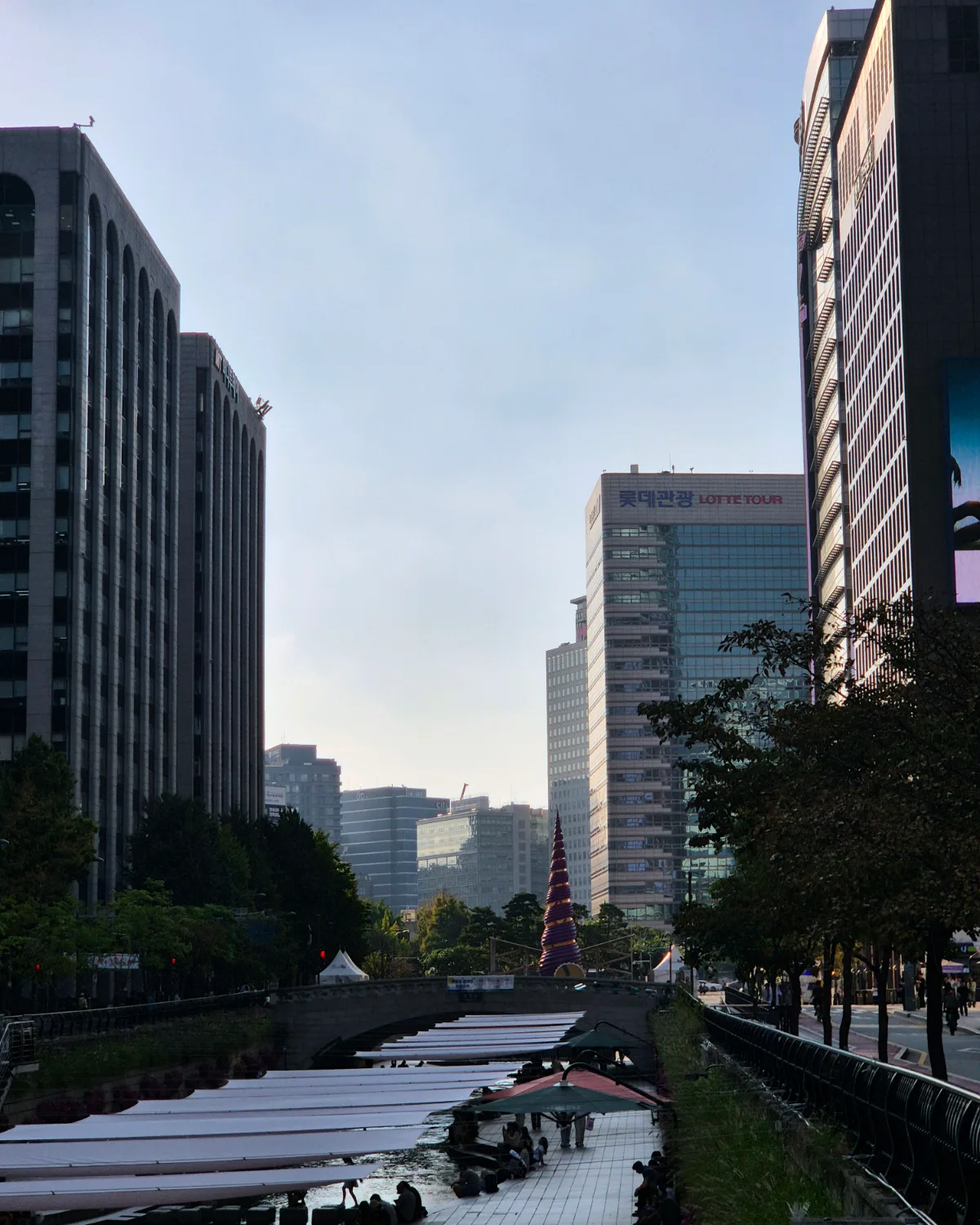 夕日差すビル街と清渓川