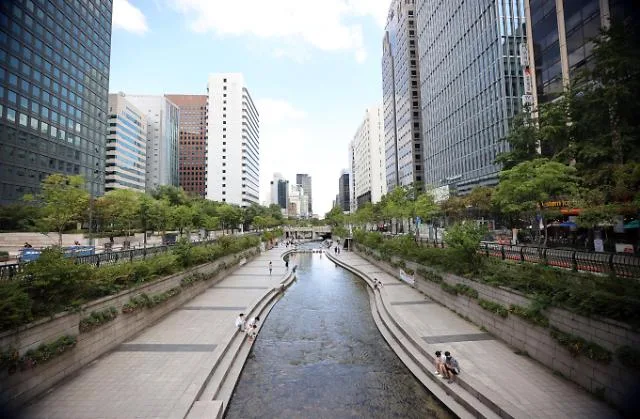 高層ビルに挟まれた水路