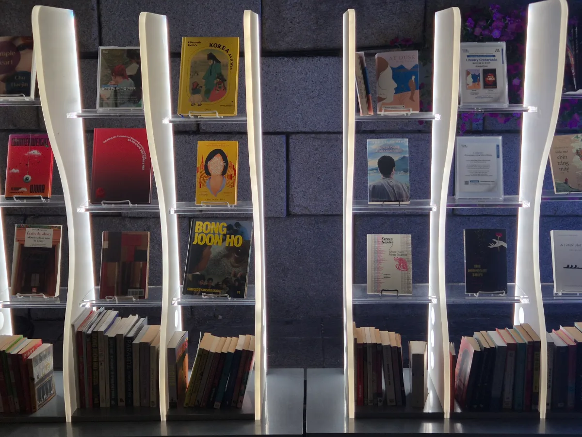 清渓川 — 白い書棚の韓国文学展示