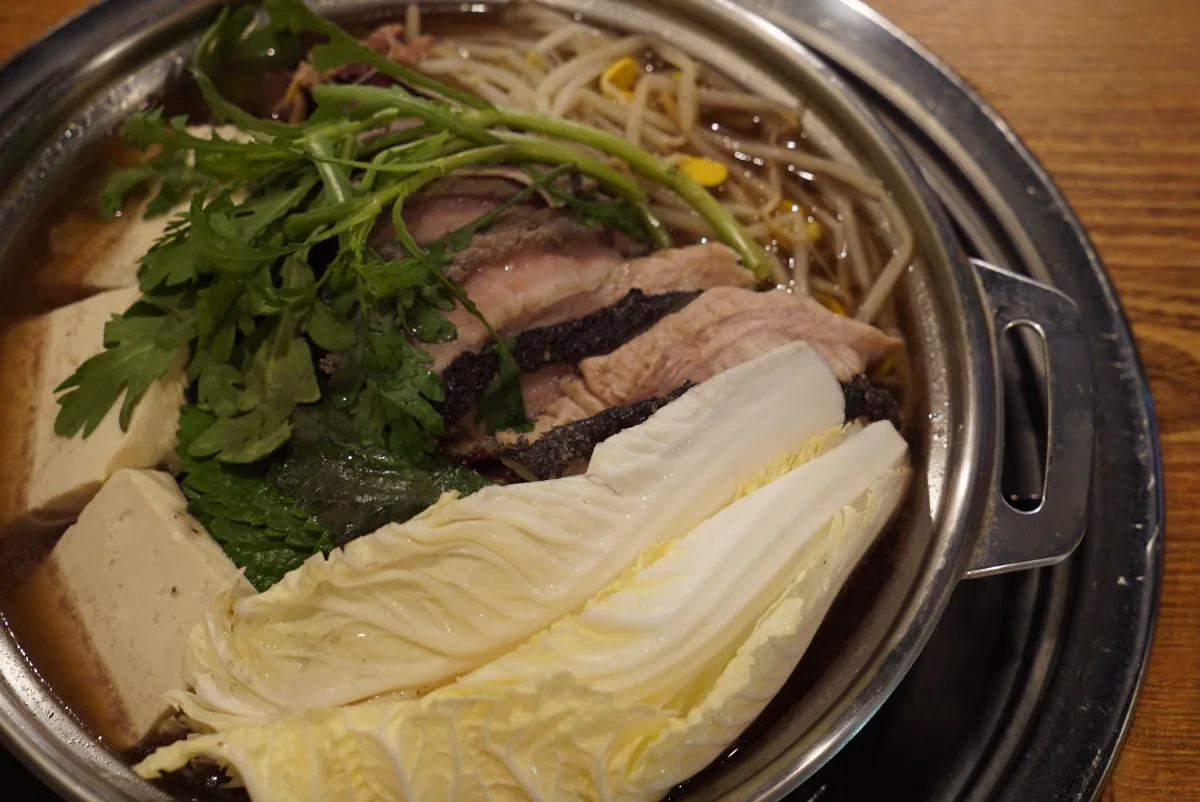 清進屋 — 白菜と牛内臓を煮込む鍋