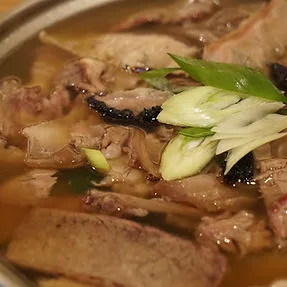 牛肉とねぎを盛った温製料理