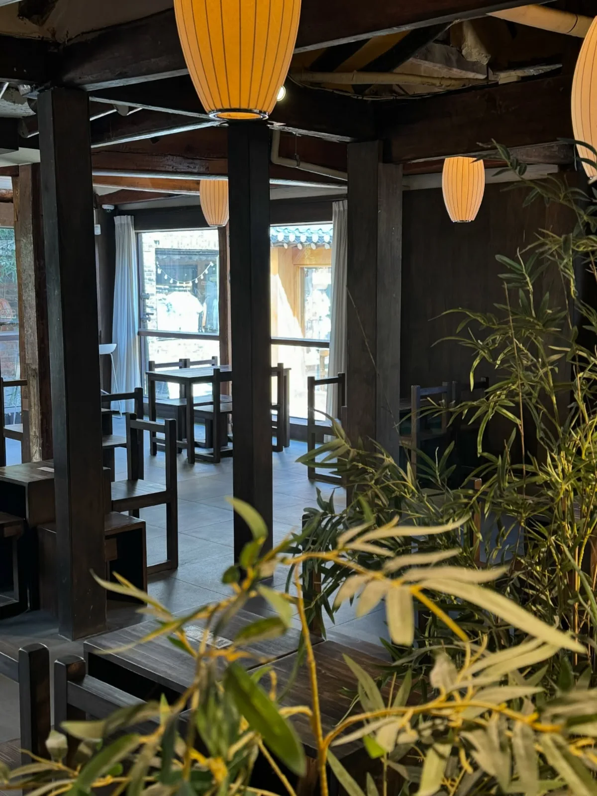清水堂ベーカリー — 竹と提灯に囲まれた客席