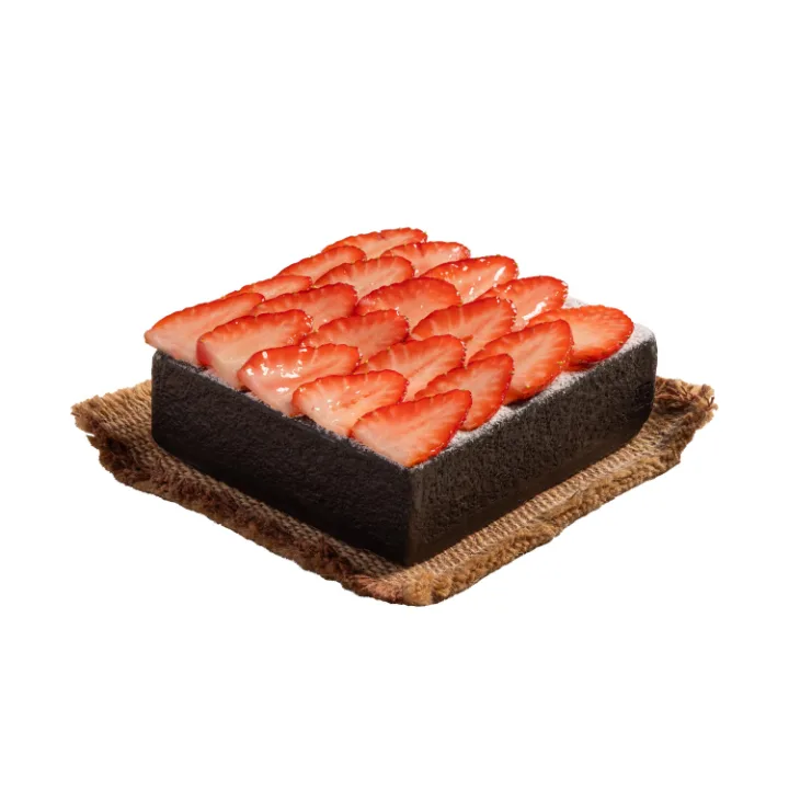 苺を敷き詰めた黒い角形ケーキ