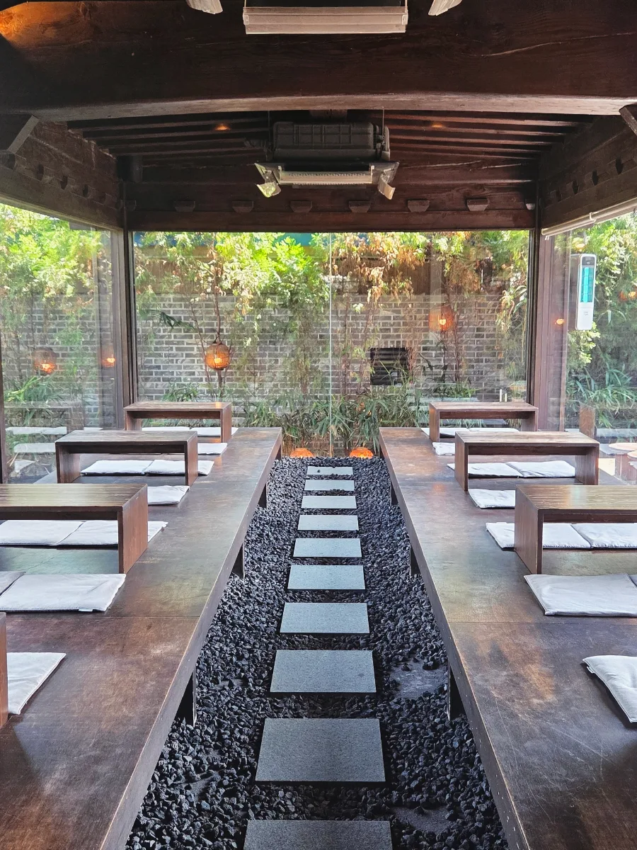 清水堂 慶州店 — 飛び石を挟む床座りの席