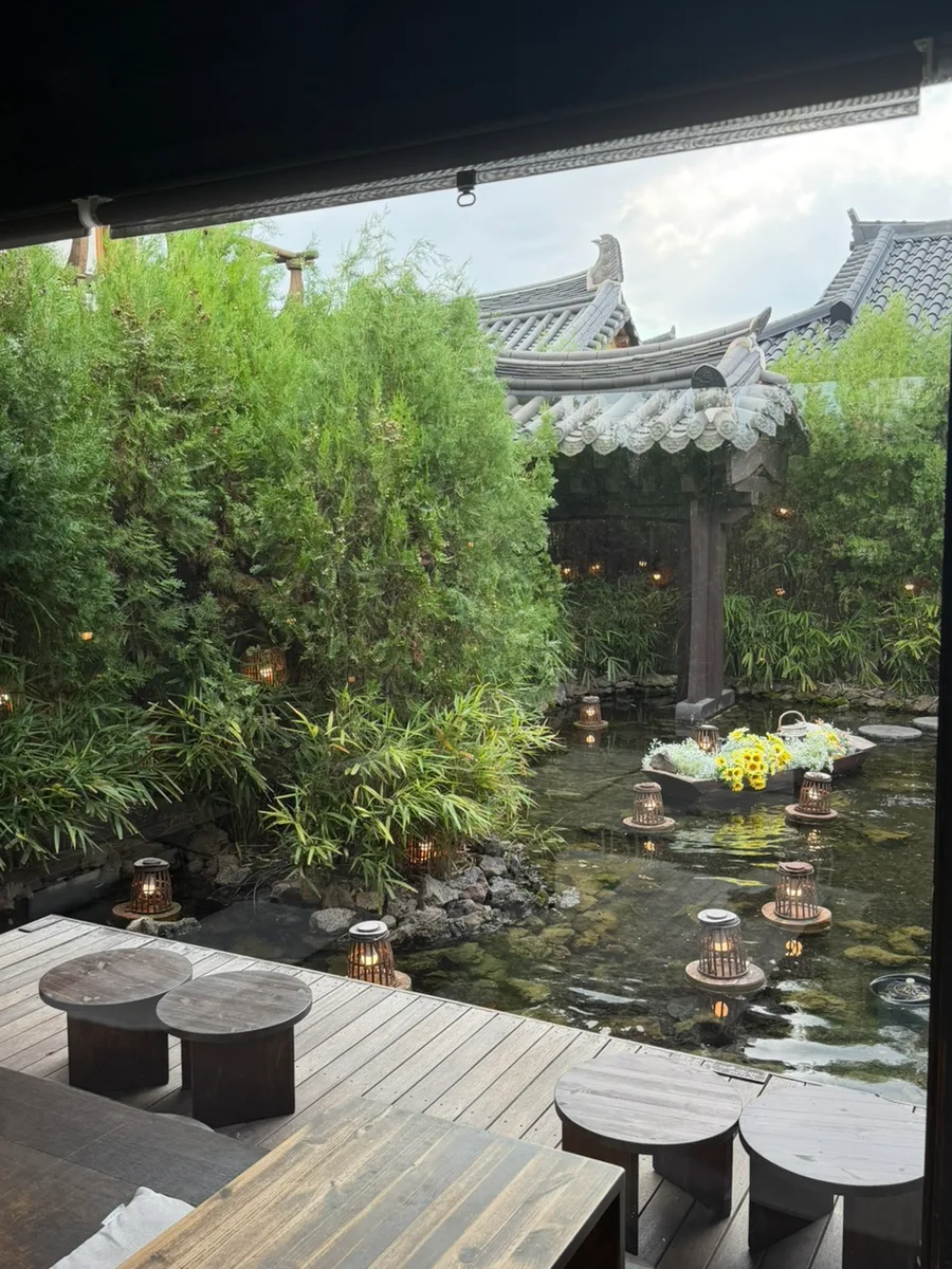清水堂 慶州店 — 席から望む池と瓦屋根