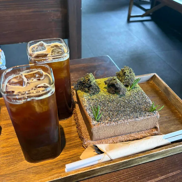 粉をまとった四角いケーキとアイスコーヒー